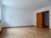 Wohnzimmer_Rückseite - 3 Zimmer Etagenwohnung zur Miete in Dessau-Roßlau