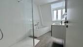 Bad mit Wanne und Dusche sowie Fenster - Etagenwohnung mit 85,00 m&sup2; in Coburg zur Miete