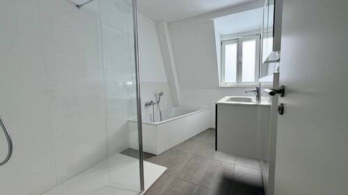 Bad mit Wanne und Dusche sowie Fenster - Etagenwohnung mit 85,00 m&sup2; in Coburg zur Miete
