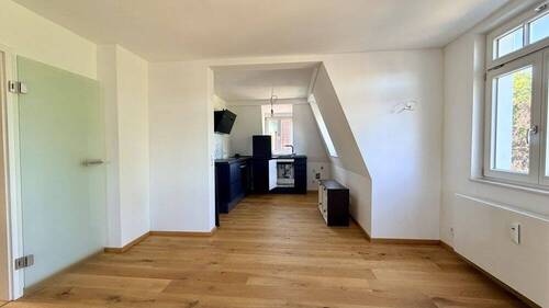 Wohnzimmer mit Blick auf Küchenzeile - 