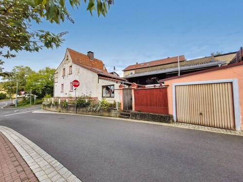 A, Totale Front (1) 20250916_171425 - KI Schönwetter 40443_104080 - Einfamilienhaus mit 105,00 m² in Höchberg zum Kaufen