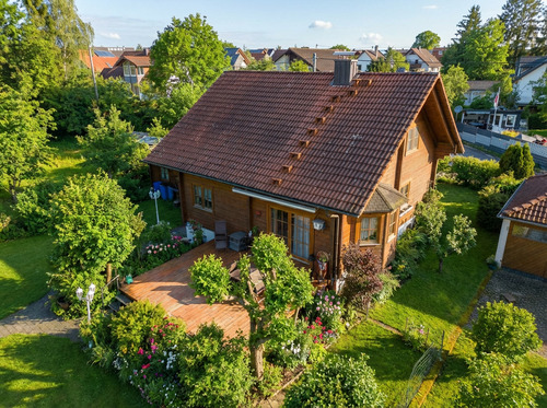 Haus von oben - Romantisches Holzhaus aus finnischer Hartholzkiefer in TOP Wohngebiet