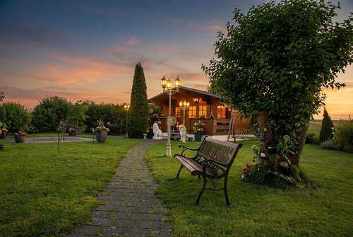 Abendsicht Grill mit Gartengebäude - 