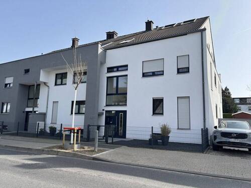 Frontansicht - Bezugsfreie 2-Zimmer-Eigentumswohnung mit eigenem Gartenanteil und Carport