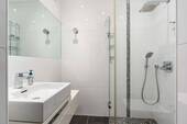 Zweites Badezimmer mit bodengleicher Eckdusche; auch als Gäste-WC nutzbar. - 