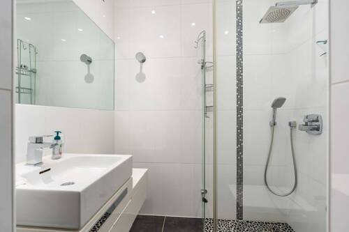 Zweites Badezimmer mit bodengleicher Eckdusche; auch als Gäste-WC nutzbar. - 