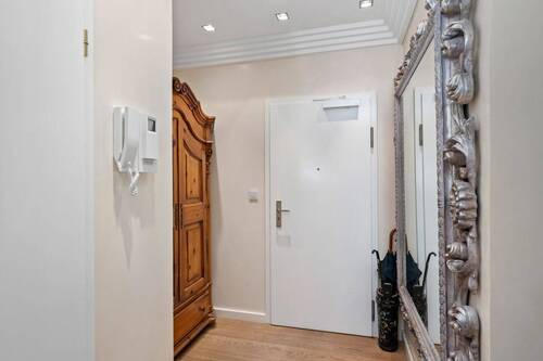L-förmiger Flur im Wohnungseingangsbereich mit Abstellraum (links) und Garderobe. - 