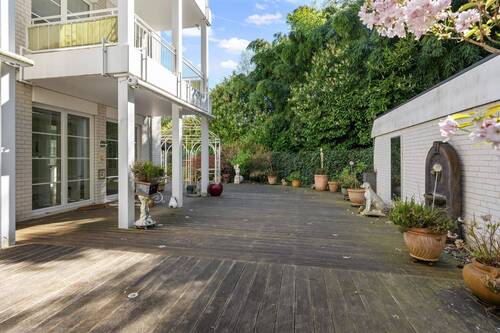 Gartenhaus (rechts im Bild) zur Aufbewahrung der Terrassenmöbel. - 