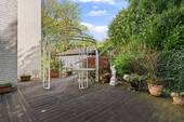 Bepflanzbarer Pavillon und Zuwegung zur Garage (im Bildhintergrund). - 
