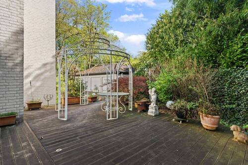 Bepflanzbarer Pavillon und Zuwegung zur Garage (im Bildhintergrund). - 
