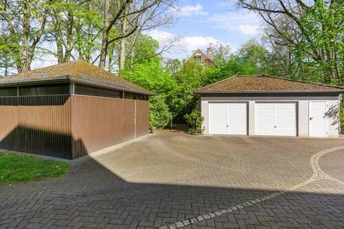 Garagenhof mit Pkw-Garagen und Fahrradraum (links). - 