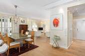 Großzügiges Wohn- und Esszimmer (58,29m²) mit hochwertigem Parkettboden ... - 4 Zimmer Etagenwohnung zum Kaufen in Bremen