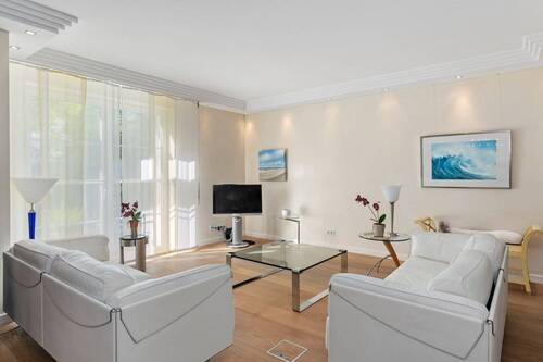 ... und stuckverzierter Decke mit integrierter Beleuchtung. - 4 Zimmer Etagenwohnung in Bremen