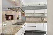 Küchenzone (10,25m²) mit exklusive Einbauküche mit Arbeitsplatten aus Marmor, ... - 
