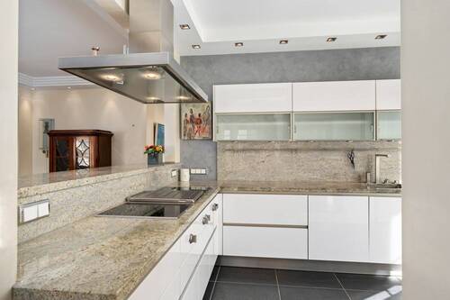 Küchenzone (10,25m²) mit exklusive Einbauküche mit Arbeitsplatten aus Marmor, ... - 