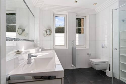 Schickes Hauptbad (7,23m²) mit Doppelwaschbecken ... - 