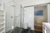 ... und bodengleicher Eckdusche. - 