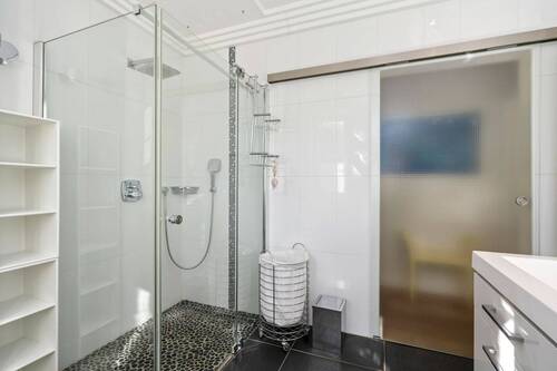 ... und bodengleicher Eckdusche. - 