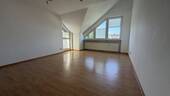 Wohnzimmer - Großzügige 2-Zimmer-Wohnung mit Balkon & TG-Stellplatz!