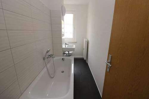 Bad mit Wanne - Pack die Badehose ein...helle 3-RW mit Wanne u. Balkon!!!