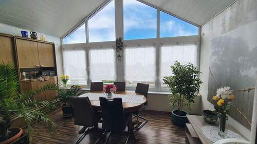 OG: Großzügiger, lichtdurchfluteter Wintergarten - 