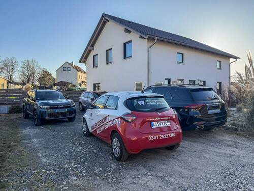 Parkplätze auf dem Grundstück - 