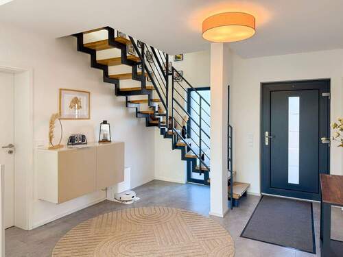 Großzügiger Eingangsbereich - 5 Zimmer Einfamilienhaus zum Kaufen in Jesewitz