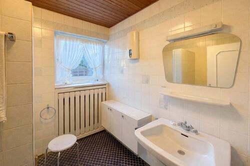 Eins von zwei Badezimmern - 