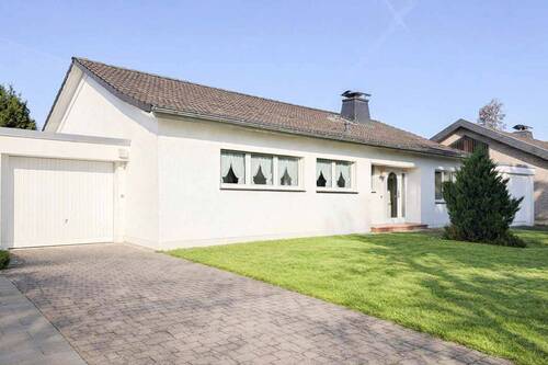 Bungalow mit 2 Garagen - 6 Zimmer Einfamilienhaus zum Kaufen in Langenfeld