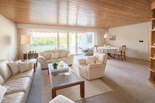 Großzügiges Wohnzimmer mit Ausgang zur Terrasse - 