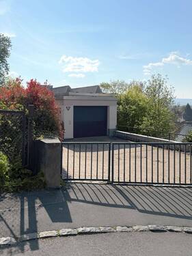 Garage mit Einfahrt - 6 Zimmer Einfamilienhaus zum Kaufen in Kassel
