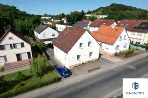 Außenansicht - Einfamilienhaus in Hargesheim mit Hof, Keller, Doppelgarage und viel Raum für eigene Pläne