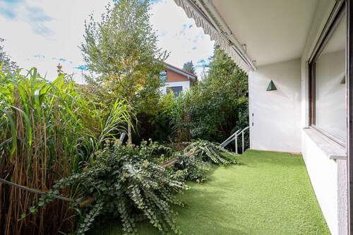 Terrasse am WZ mit Zugang zum Garten - 
