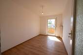Zimmer 1 ca. 11,5 qm mit Balkonzugang - 
