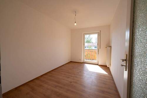 Zimmer 1 ca. 11,5 qm mit Balkonzugang - 