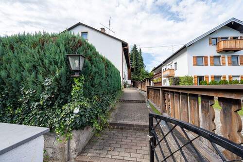 Zugang zum Haus - 5 Zimmer Reihenmittelhaus in Oberhaching