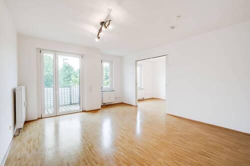 Wohnzimmer - AIGNER - Ein Zuhause für die besten Jahre - Ruhige, seniorengerechte Wohnung mit grünem Ausblick