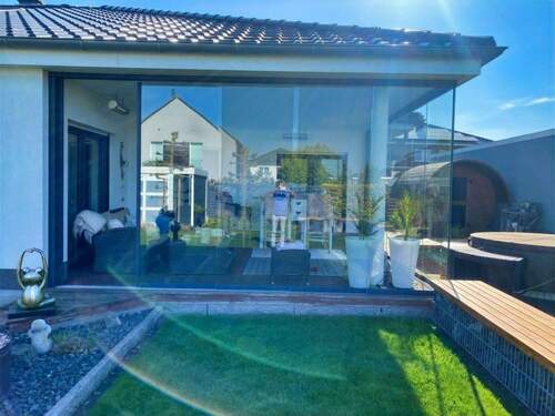 Wintergarten und rechts Fass-Sauna - 