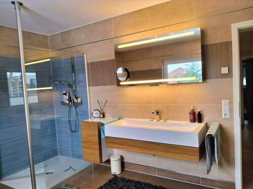 Gäste-WC mit Dusche - 