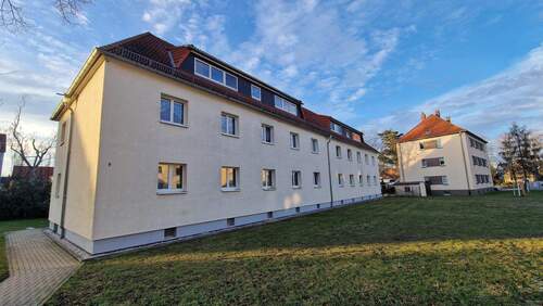 Hausansicht - 3 Zimmer Etagenwohnung zum Kaufen in Zwenkau