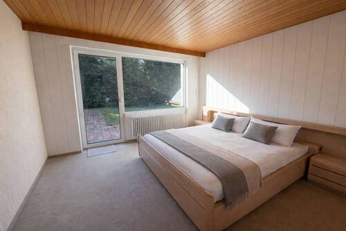 Schlafzimmer mit Zugang zum begehbaren Kleiderschrank - 