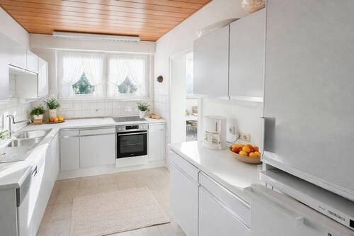 Küche mit Zugang zum Wirtschaftsraum - 