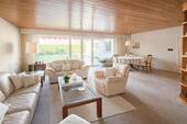 Großzügiges Wohnzimmer mit Ausgang zur Terrasse - 