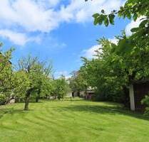 Sonniges Baugrundstück mit Freizeitbungalow und Garage in Hohenleuben zu verkaufen
