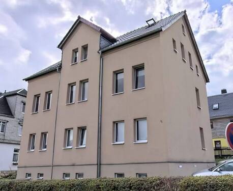 Hausansicht - 4-Raumwohnung mit Balkon in Oelsnitz
