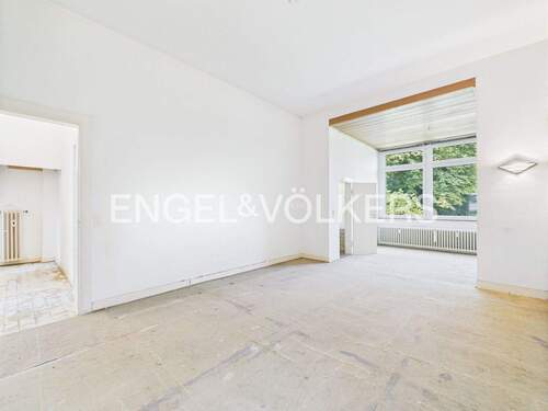 Großzügiger Wohnbereich im OG (renovierungsbedürftig) - 