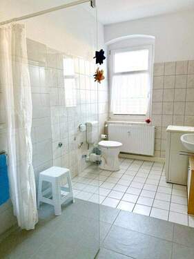 Bad mit eebenerdiger Dusche - 