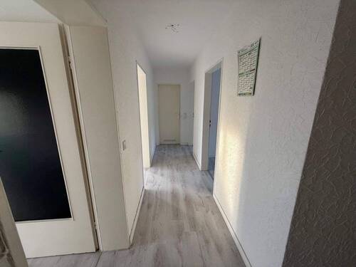 Einladender Flur mit vielen Stellflächen - 