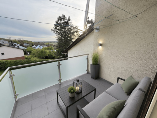 Große Südwestloggia mit neuem Milchglasgeländer - Provisionsfrei & bezugsfähig! Nette 3-Zimmer-Wohnung mit Südwestloggia, ca. 77,6 qm im 1.OG in ruhiger Hanglage