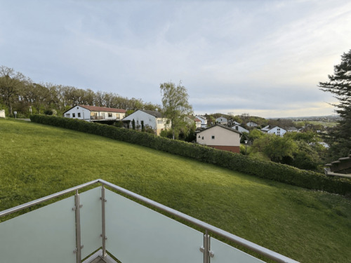 Aussicht von der Loggia, neues Milchglasgeländer - 3 Zimmer Etagenwohnung in Dietersheim